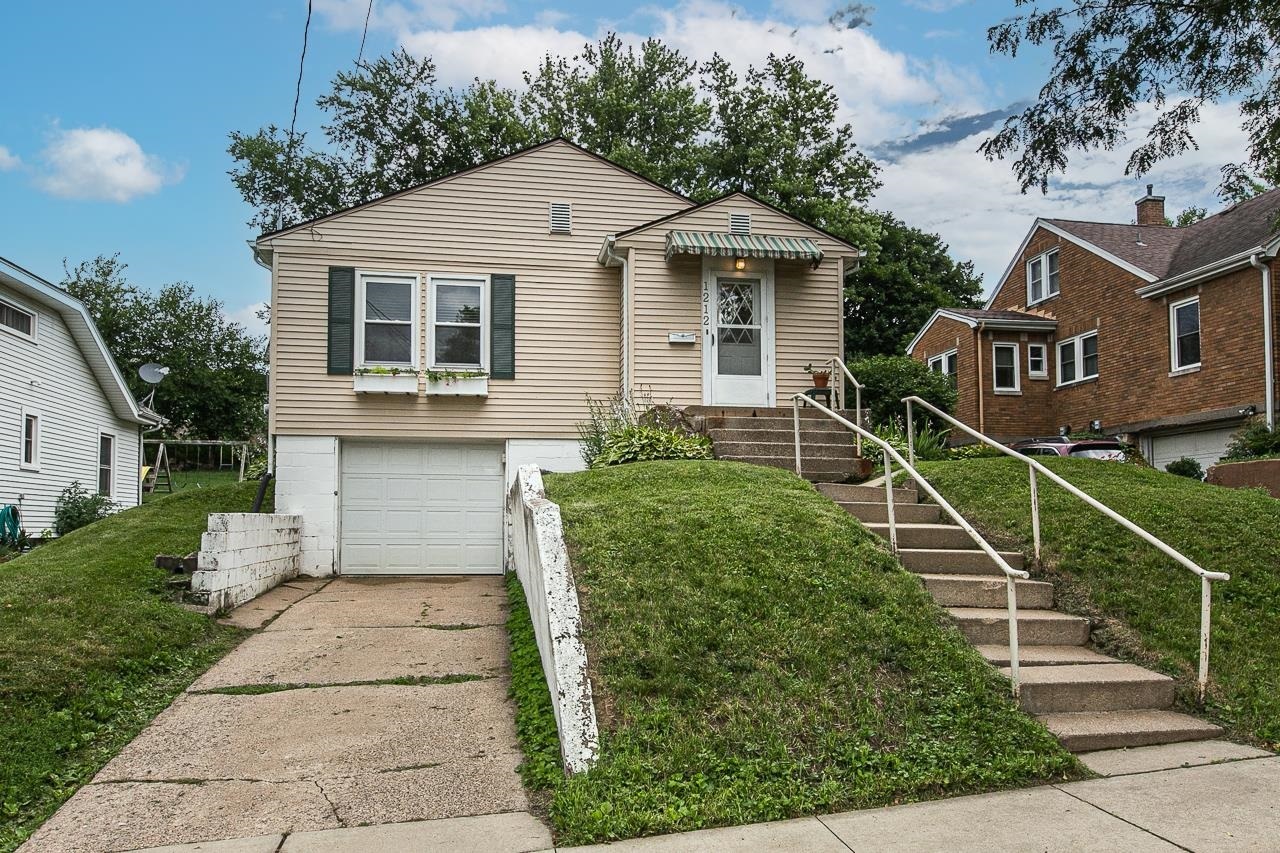 Property Photo:  1212 Wood Street  IA 52001 