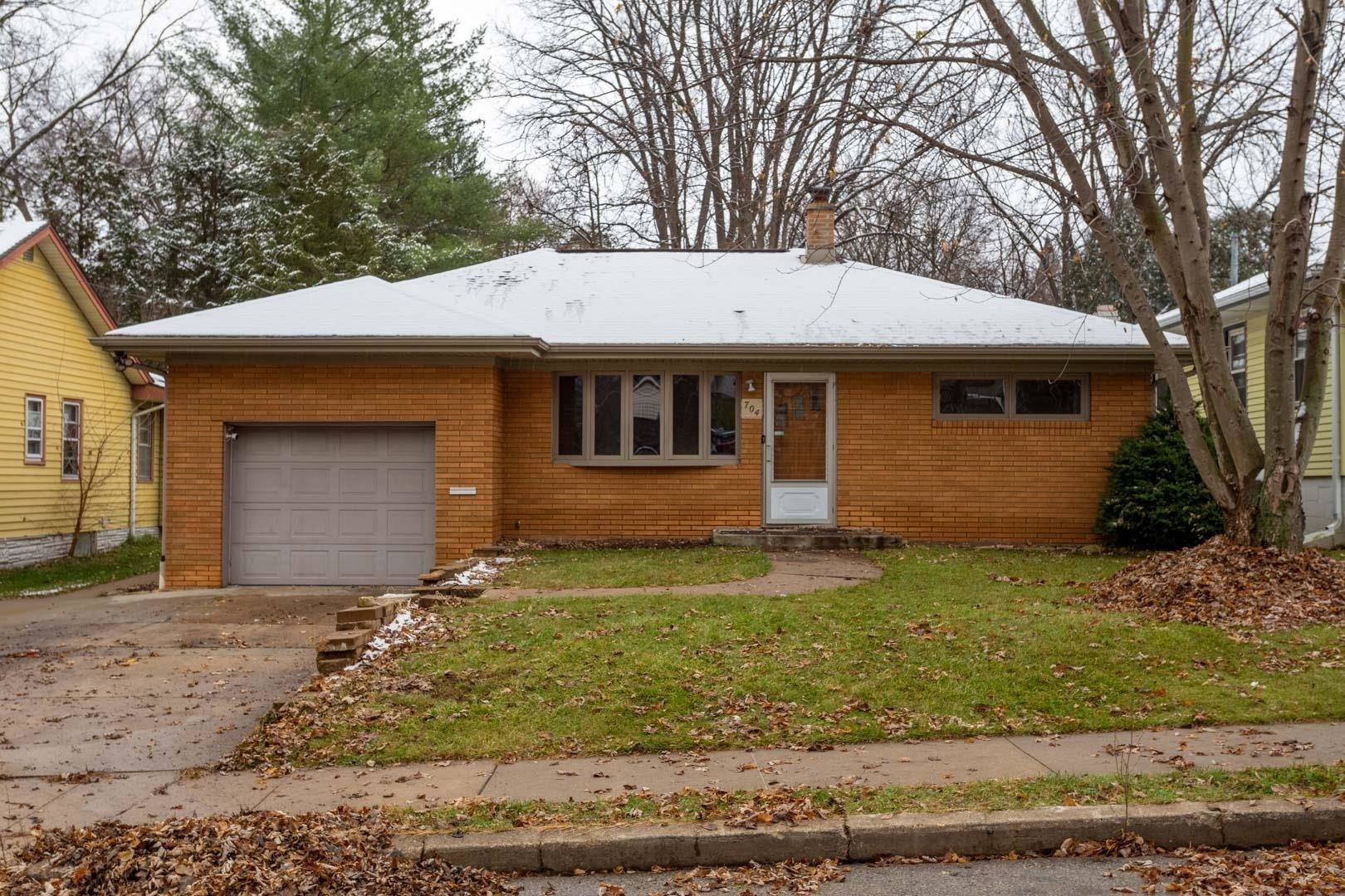 Property Photo:  704 Lowell Street  IA 52001 