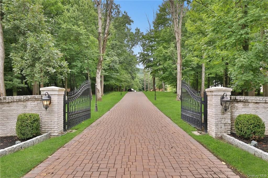 6 bed Montebello home for sale 652 Haverstraw Road, Montebello, NY 10901