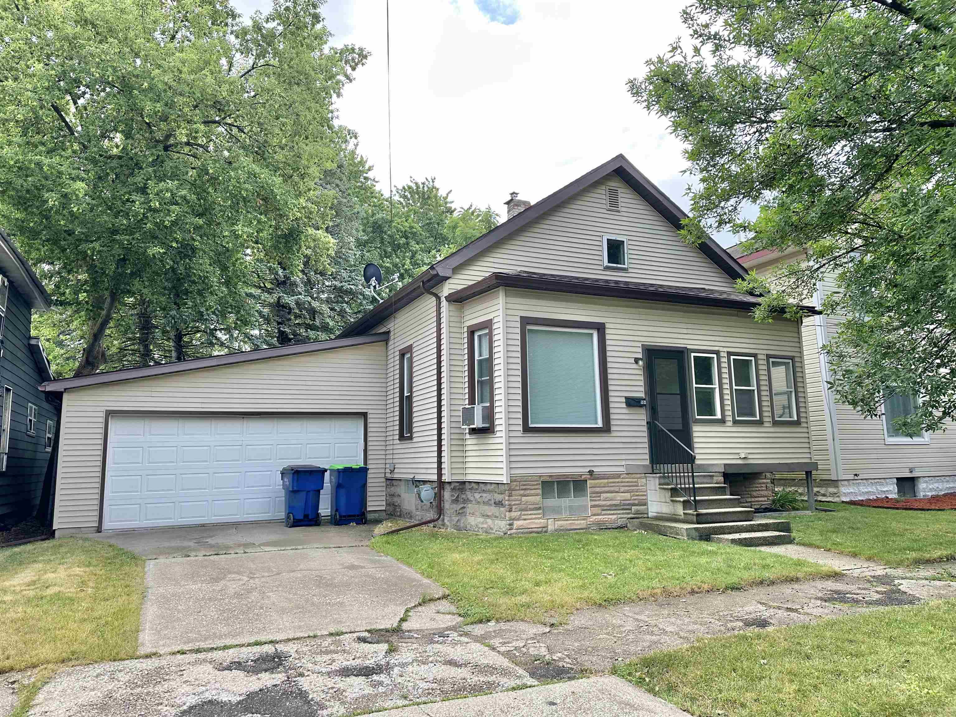 Property Photo:  504 N McLellan Street  MI 48708 