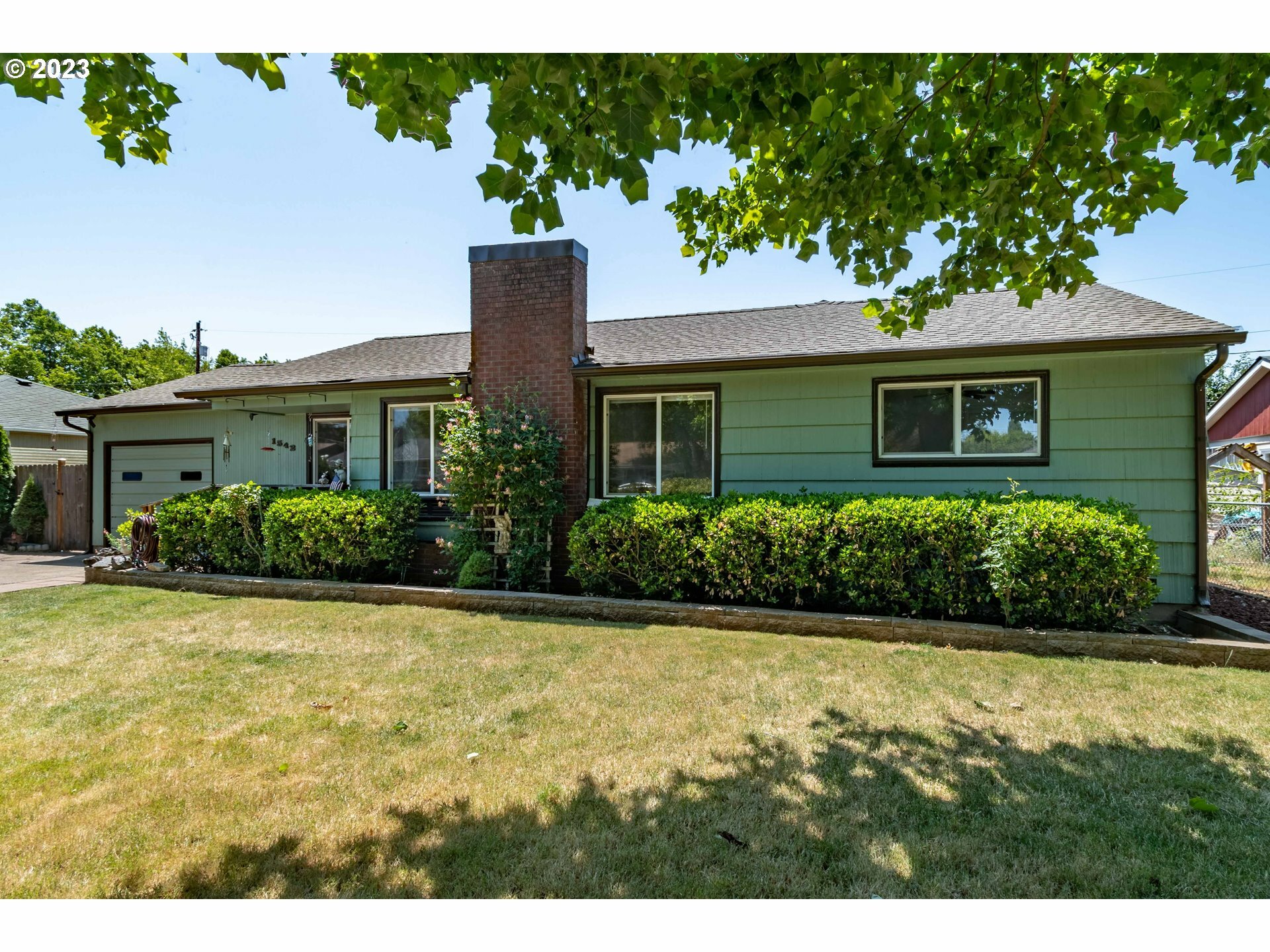 Property Photo: 1542 Brentwood Ave OR 97404