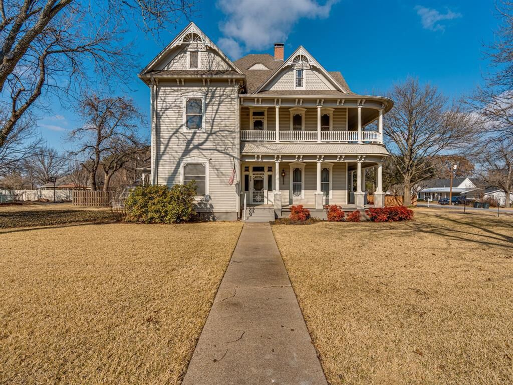 Photo de la propriété: 803 W Main Street TX 76065
