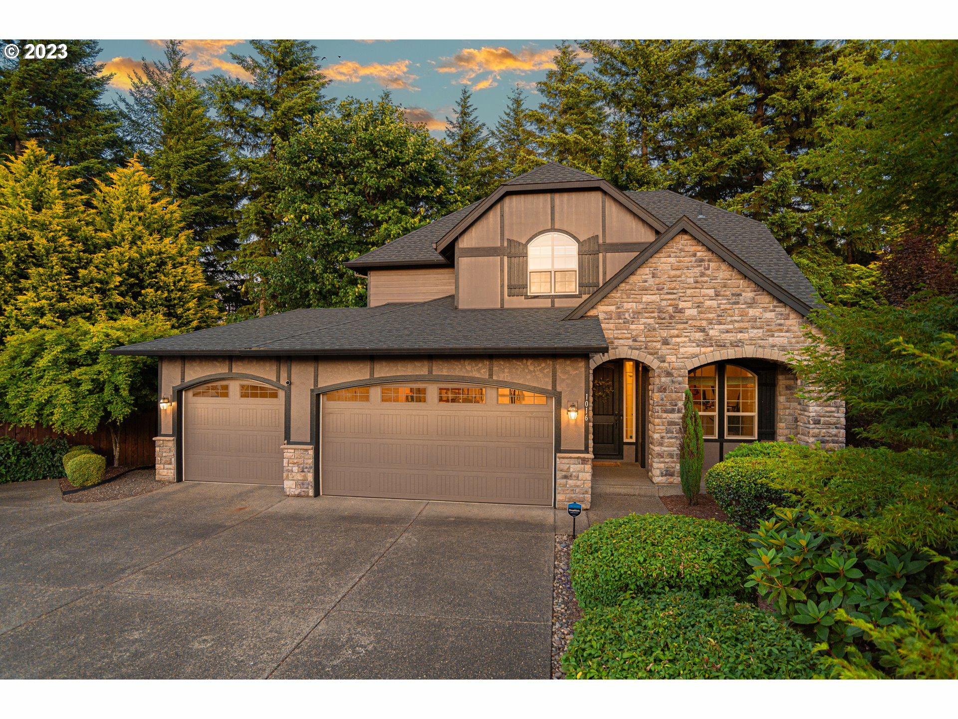 Property Photo:  1016 NW 36th Cir  WA 98607 