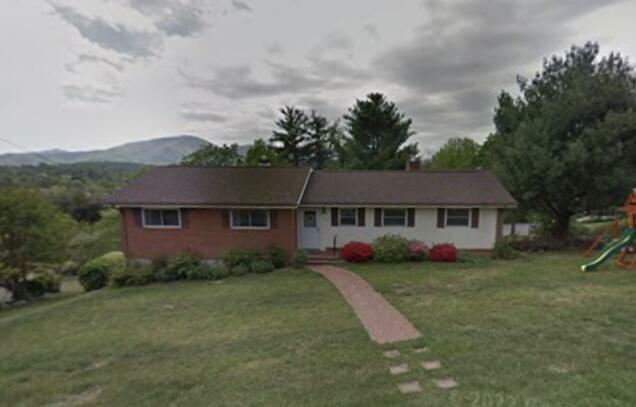 Property Photo:  3303 Ledgewood Ave  VA 24018 