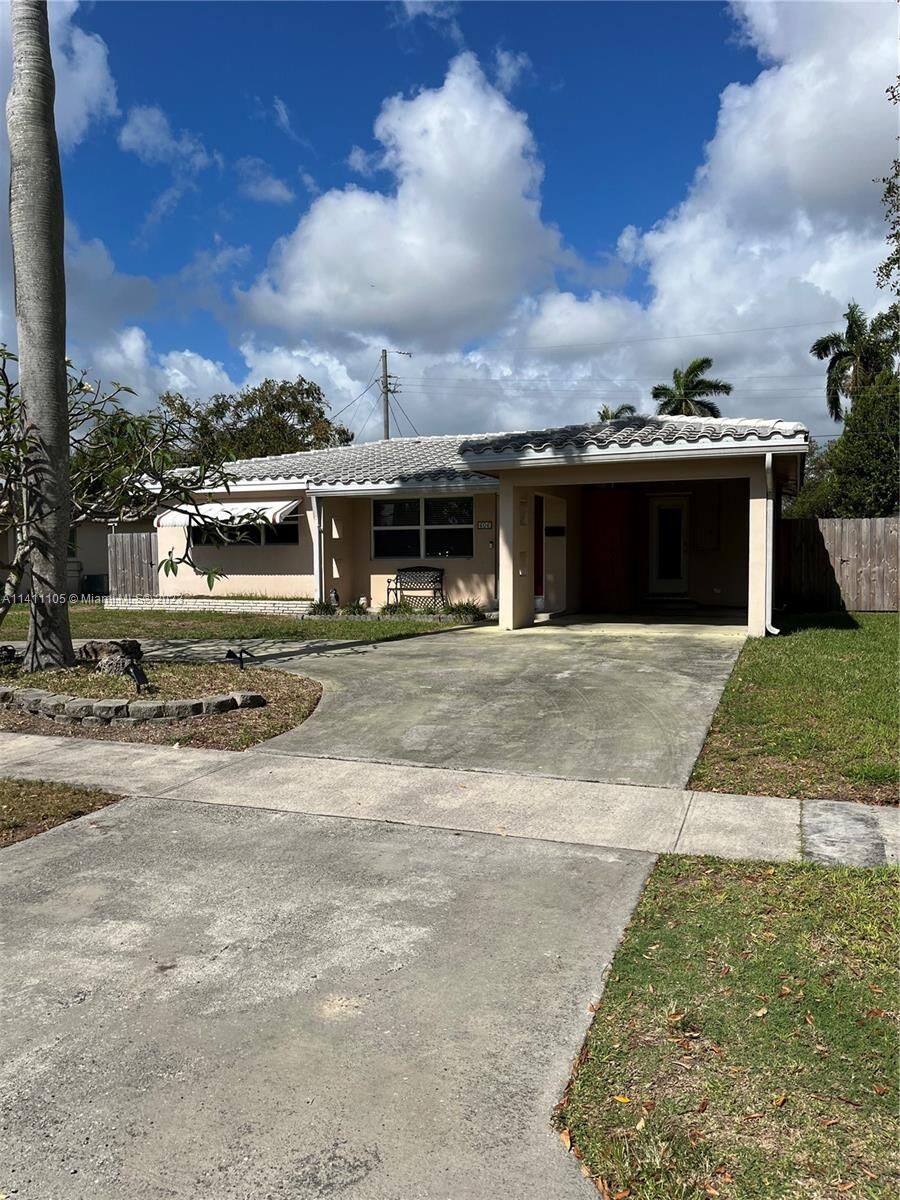 Property Photo:  606 N 32nd Ct  FL 33021 