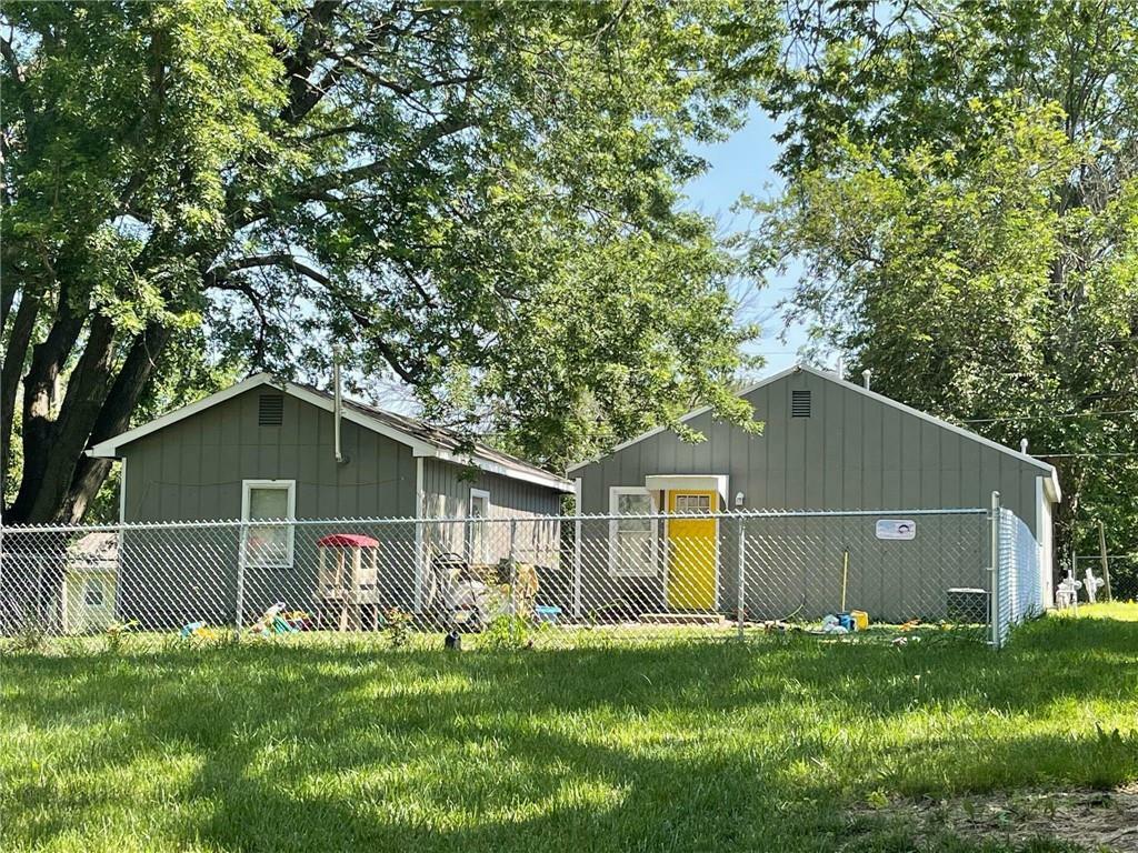 Property Photo: 207 E Lucy Street KS 66054