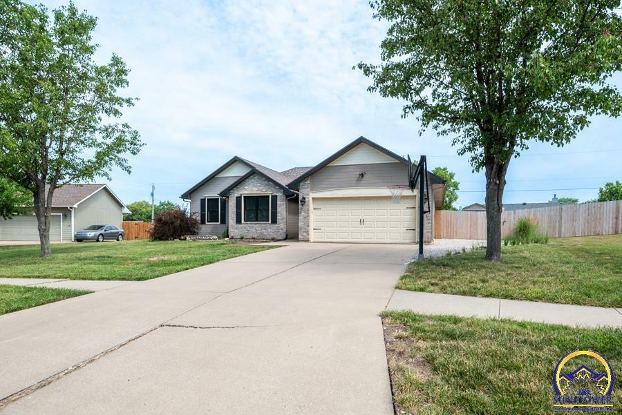 Property Photo:  2335 SE Oakwood Dr  KS 66605 