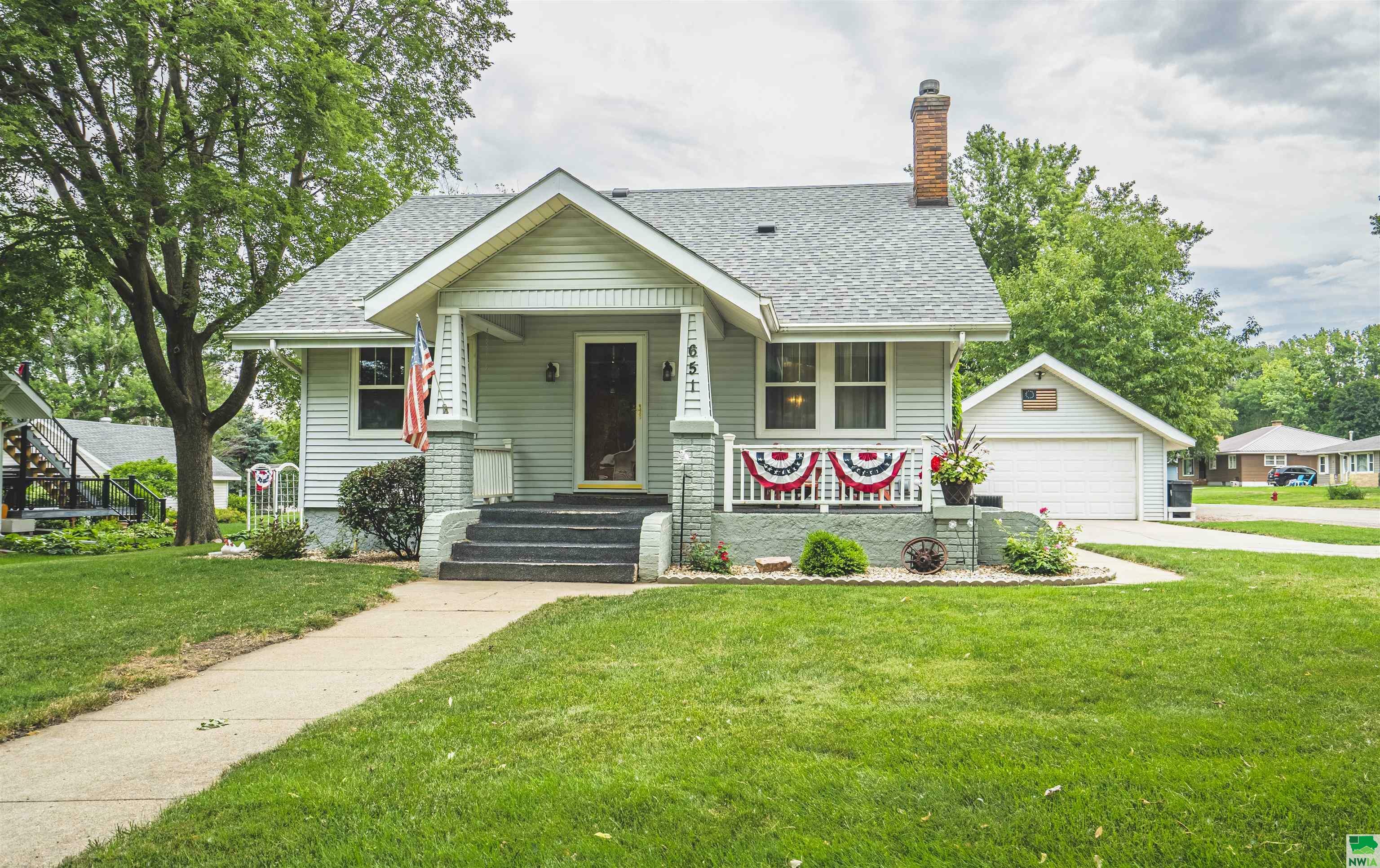 Property Photo:  651 Haskell St  IA 51001 