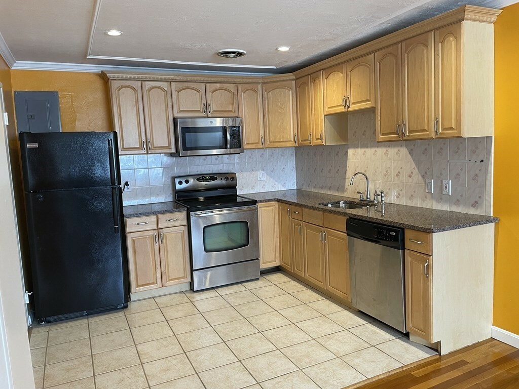 Property Photo:  8-R Riverside St 2-3  MA 02472 