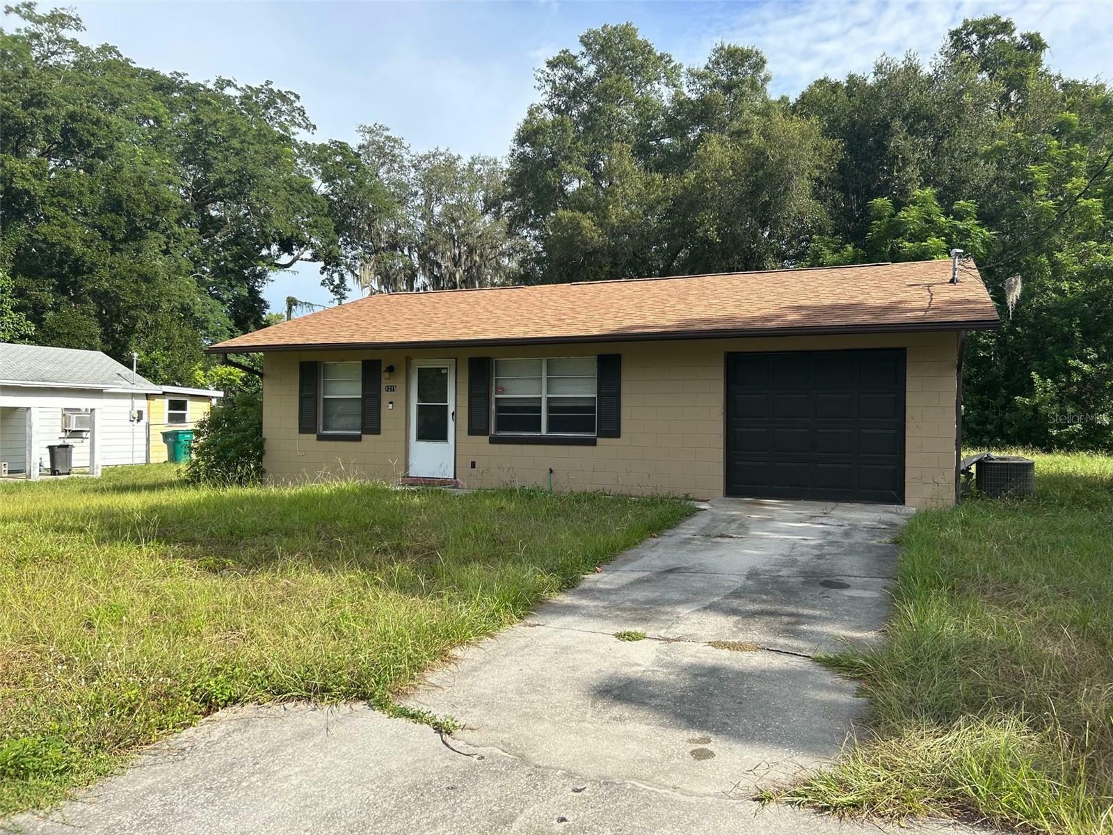 Property Photo:  1215 E Hazzard Avenue  FL 32726 