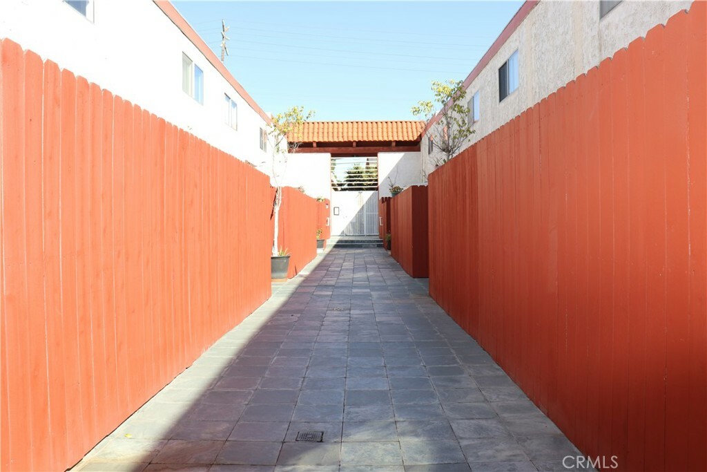 Property Photo:  852 W Beach Avenue 10  CA 90302 