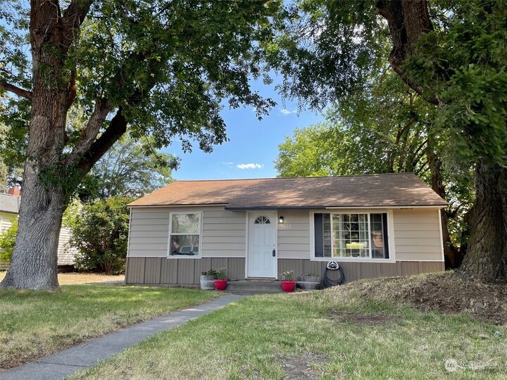 Property Photo: 802 S Douglas Street WA 98926