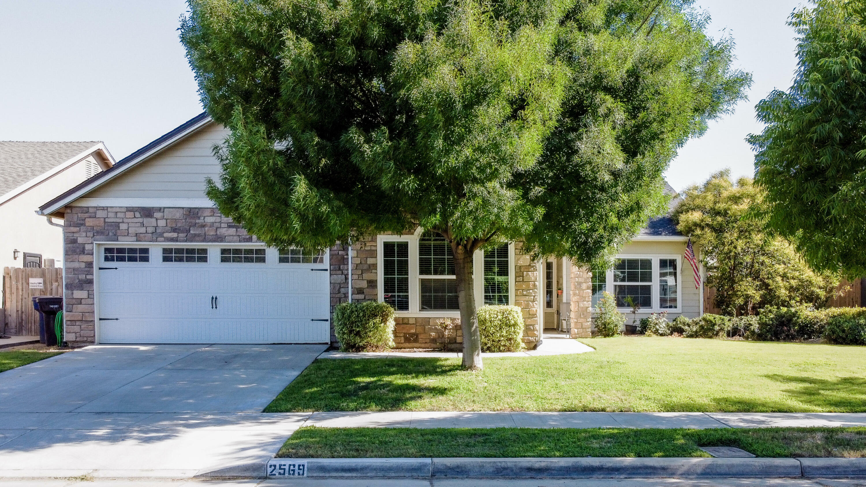 Property Photo:  2569 Harbor Island Avenue  CA 93274 