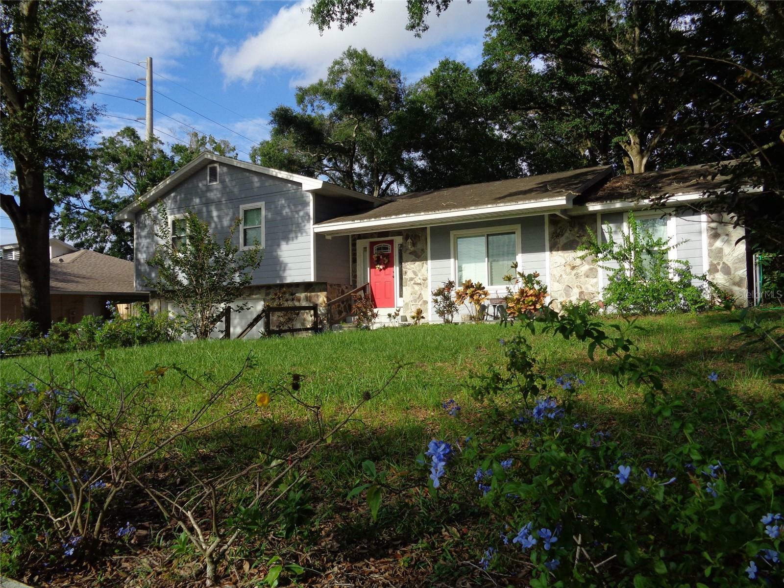 Property Photo:  814 E Harbour Court  FL 34761 