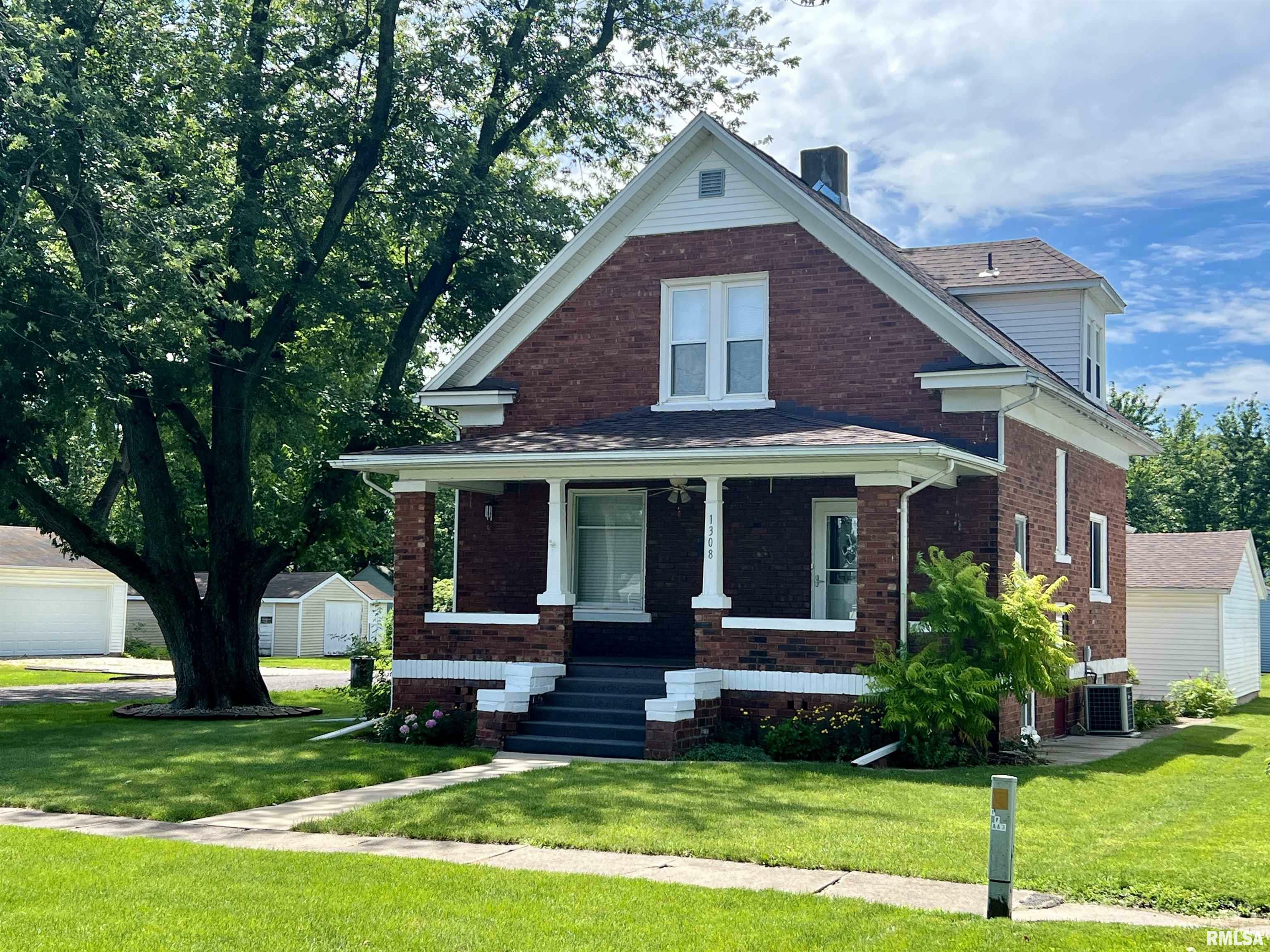 Property Photo:  1308 Florence Avenue  IL 61401 