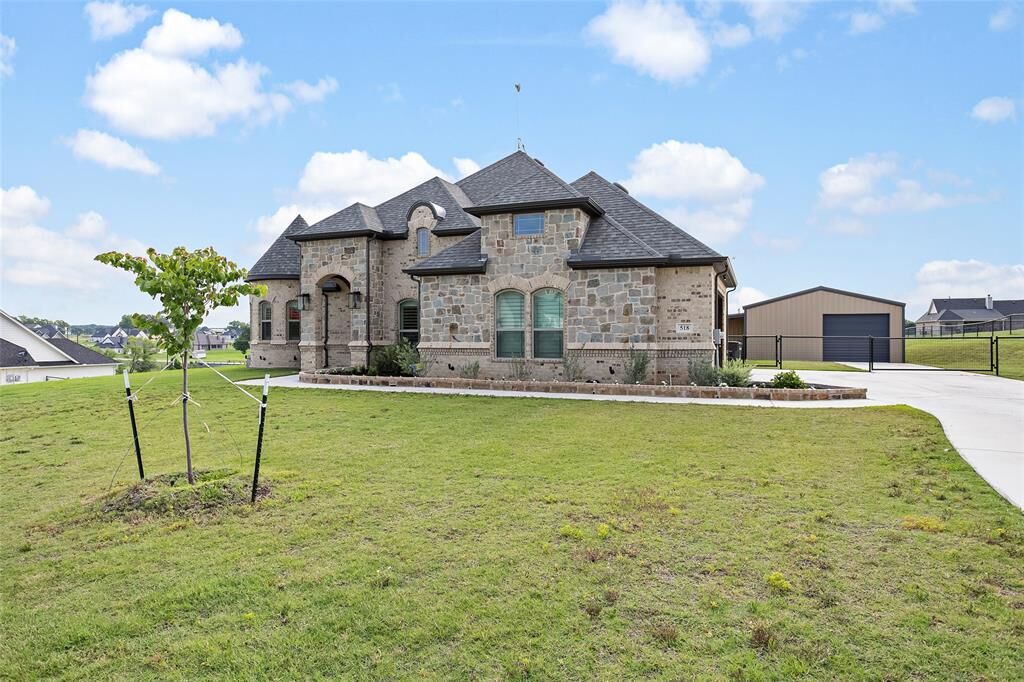 Property Photo:  518 Christian Way  TX 76020 