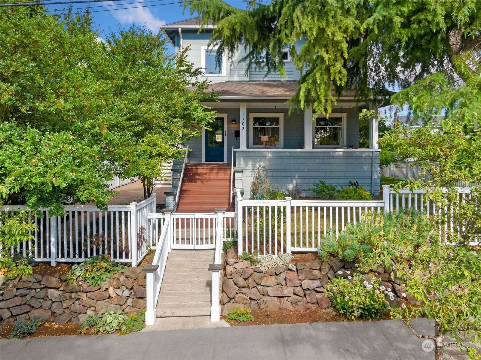 Property Photo: 1702 Nob Hill Avenue N WA 98109