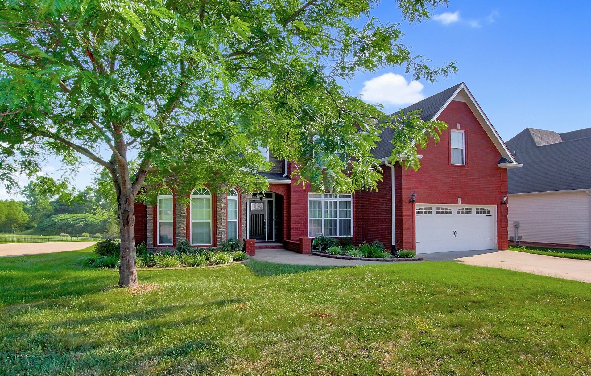 Property Photo:  1014 Willow Cir  TN 37043 