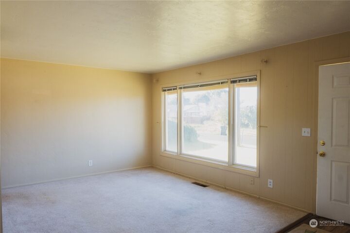 Property Photo: 835 NE Spitzenburg Street WA 99324