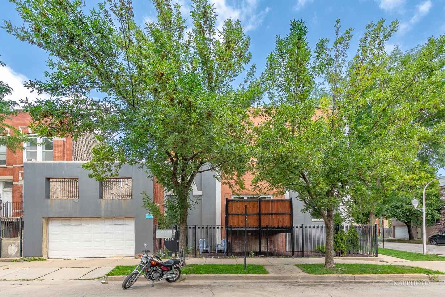 Property Photo: 2334 W Polk Street 2 IL 60612