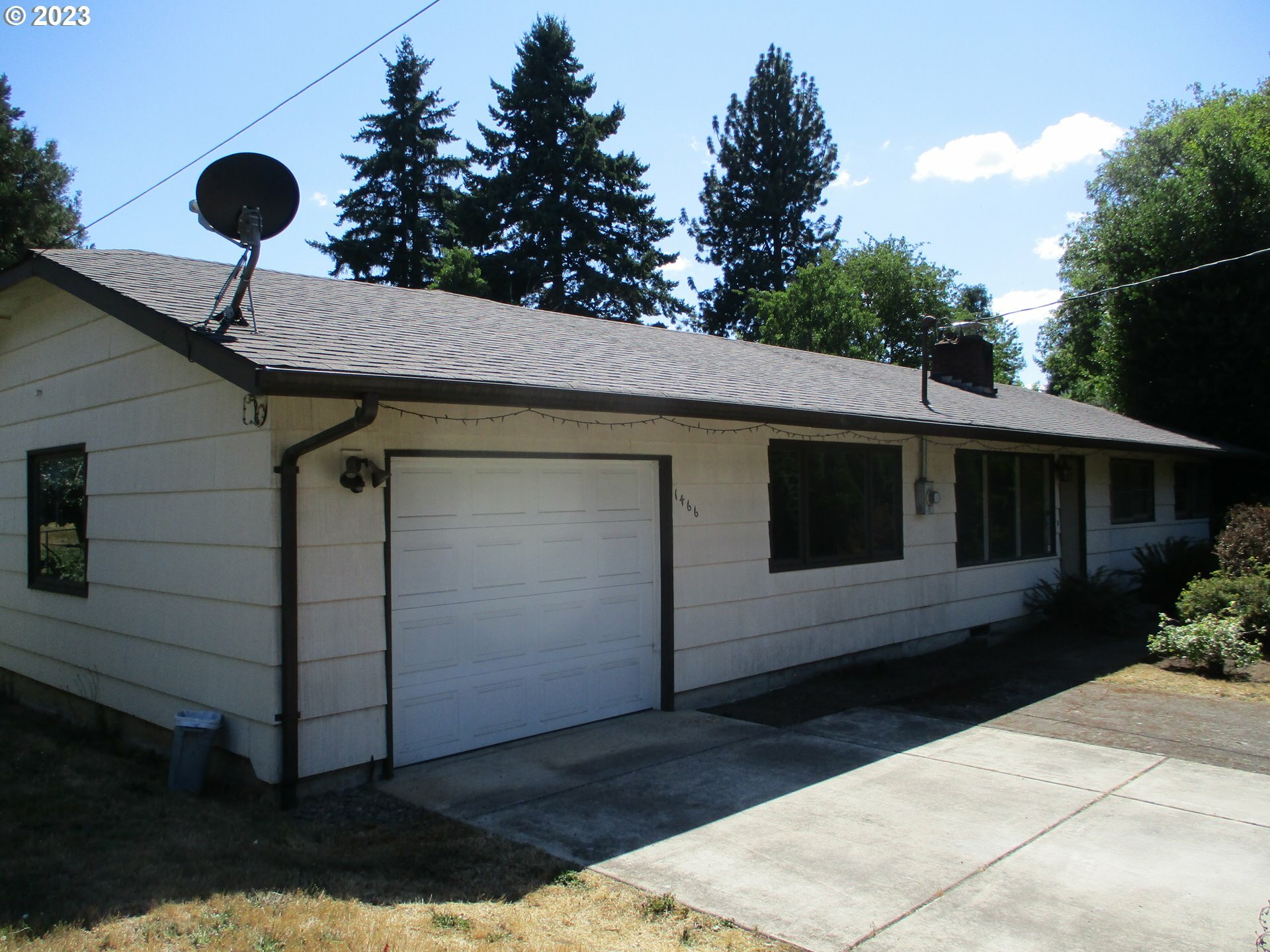 Property Photo:  1466 Elkay Dr  OR 97404 