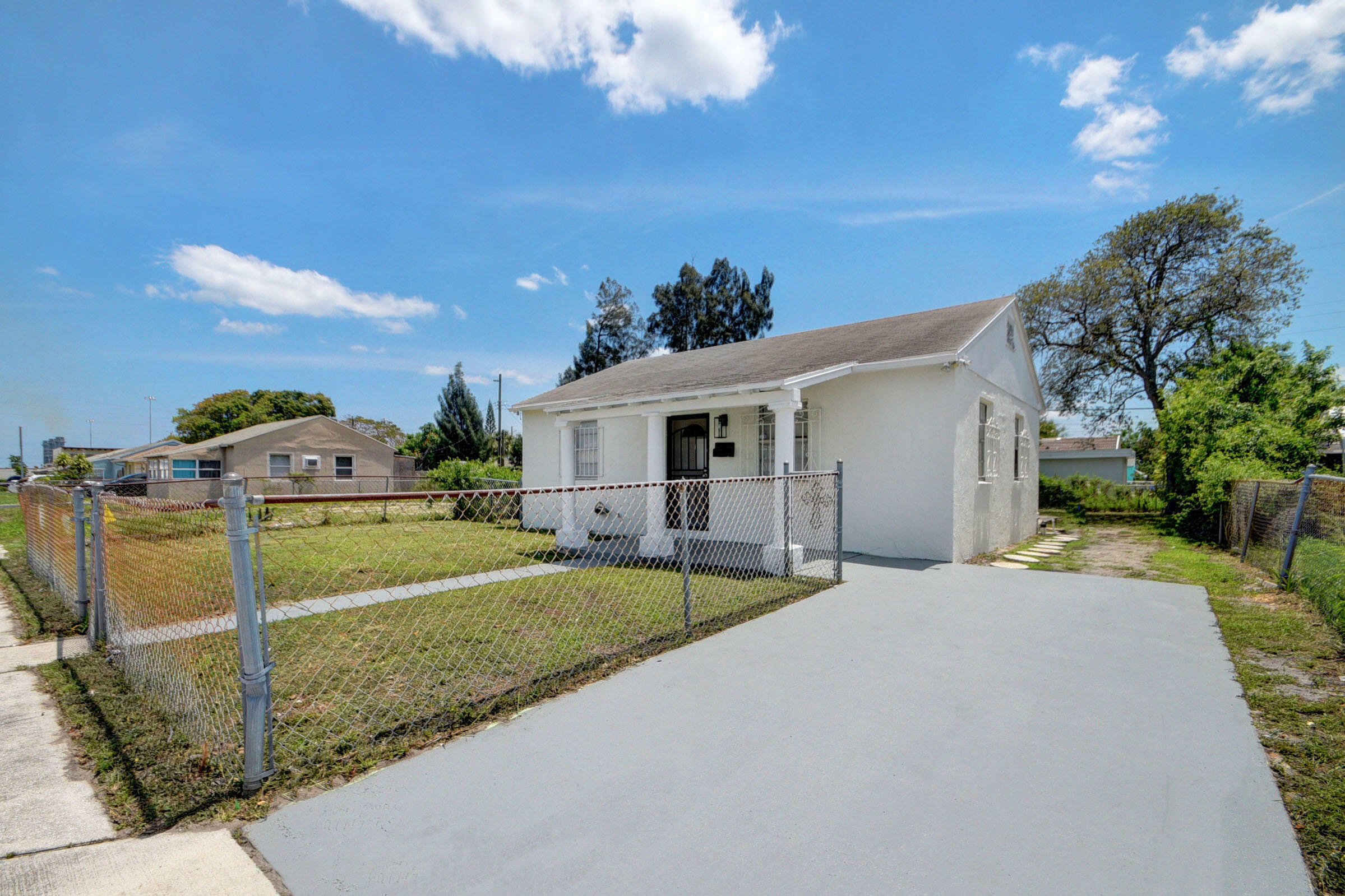 Property Photo:  579 W 4th Street  FL 33404 