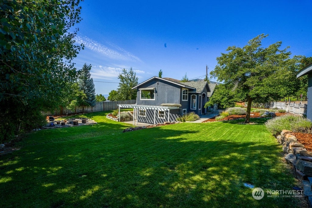 Property Photo:  2433 Entiat Way  WA 98822 