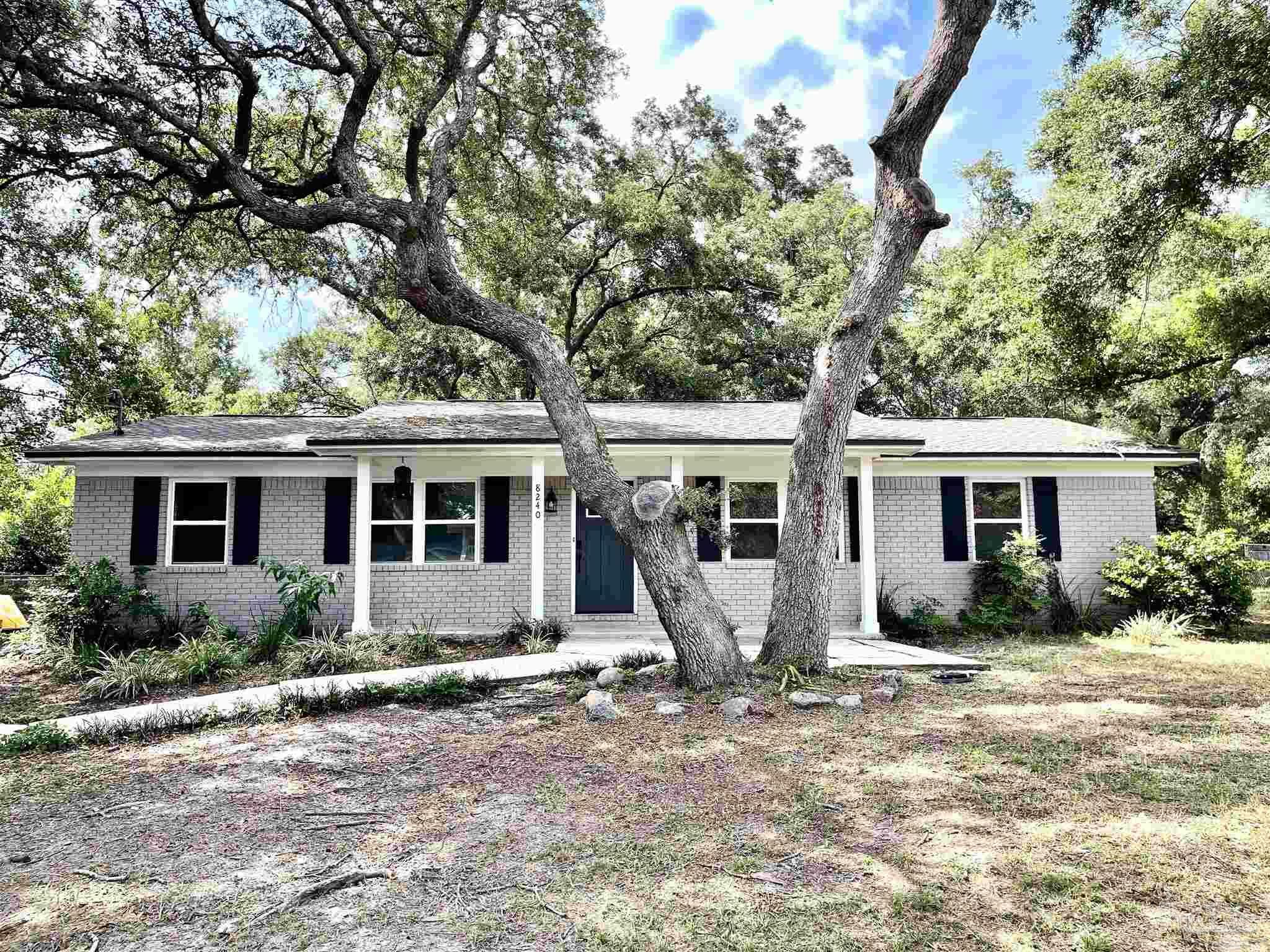 Property Photo: 8240 Sedgefield Dr FL 32507