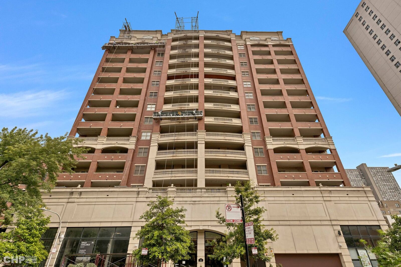 Property Photo: 828 W Grace Street 604 IL 60613