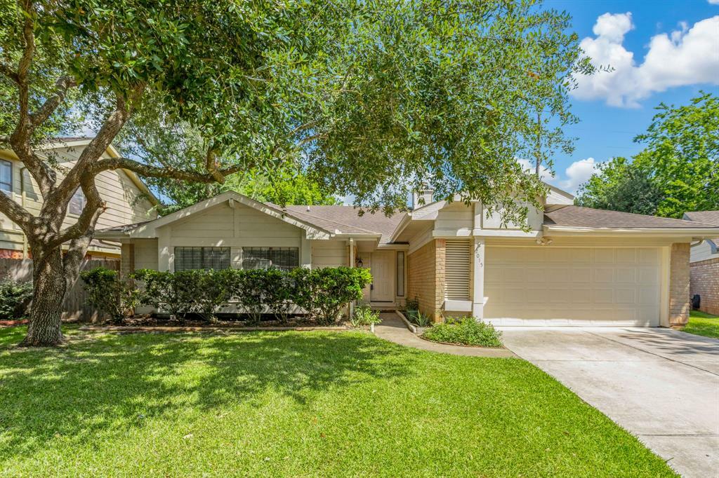 Property Photo: 2015 Braesmeadow Lane TX 77479
