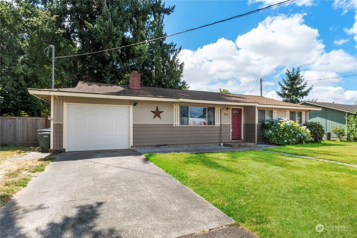 Property Photo:  910 9th Avenue SW  WA 98371 