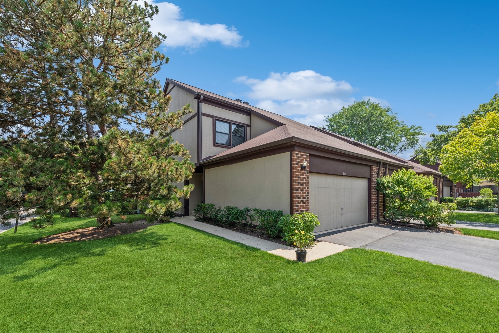 Property Photo:  305 Linden Lane  IL 60090 