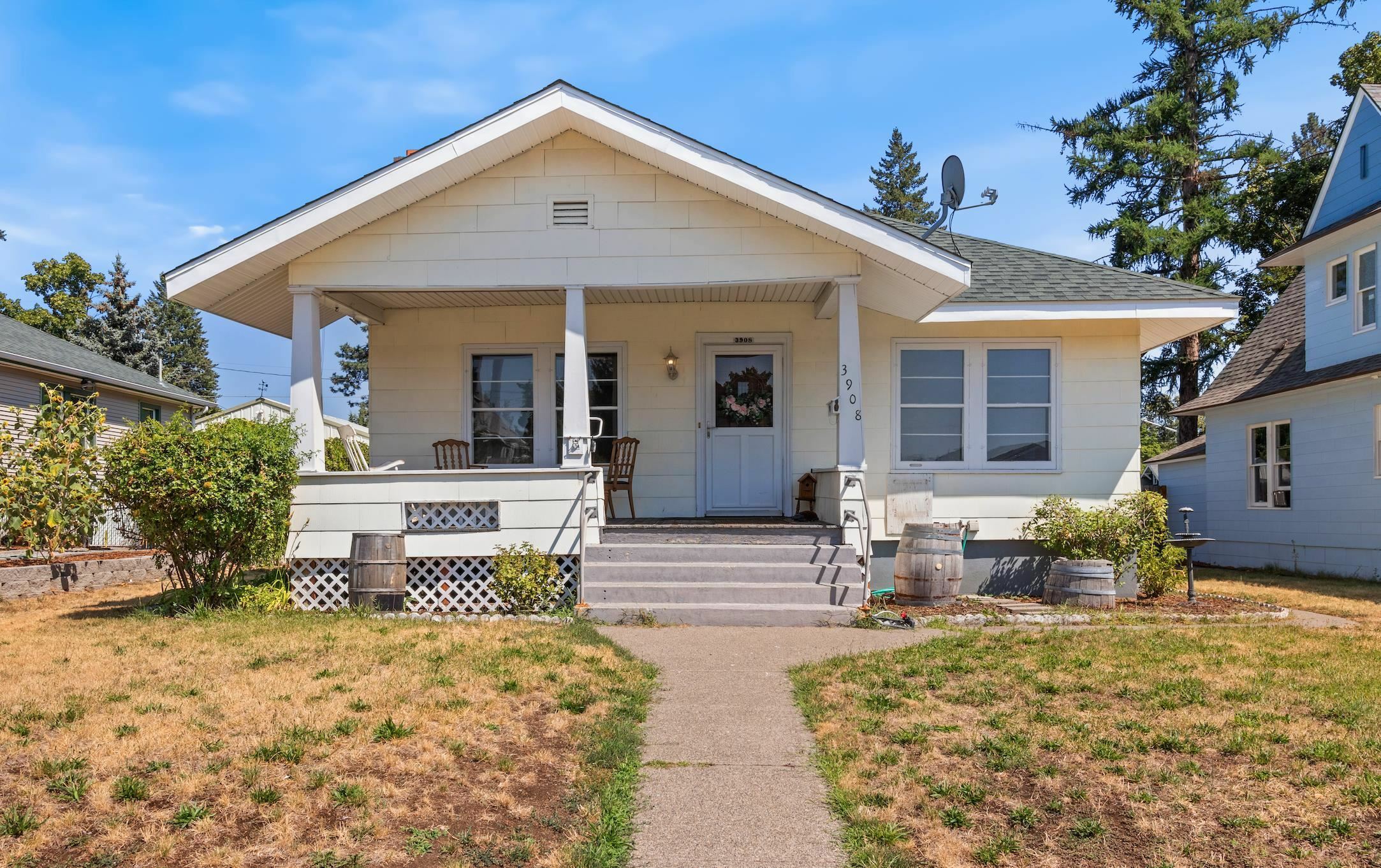 Property Photo:  3908 N Stevens St  WA 99205 