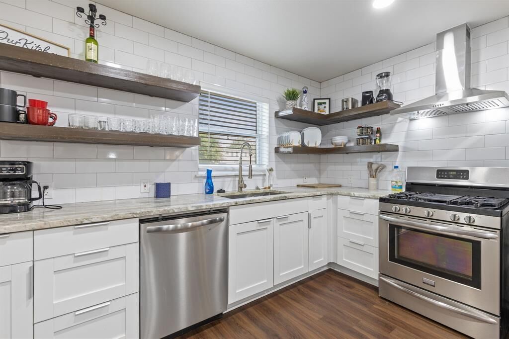 Property Photo: 5111 Stoneleigh Avenue TX 75235