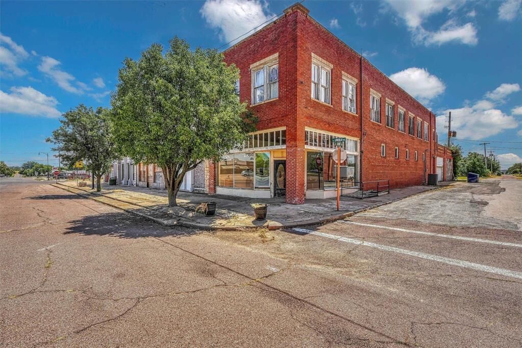 Property Photo: 112 E Lincoln Street OK 73554