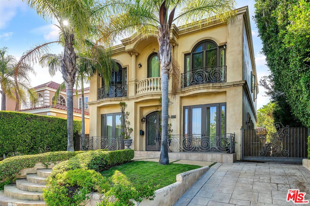 Property Photo:  10579 Holman Ave  CA 90024 