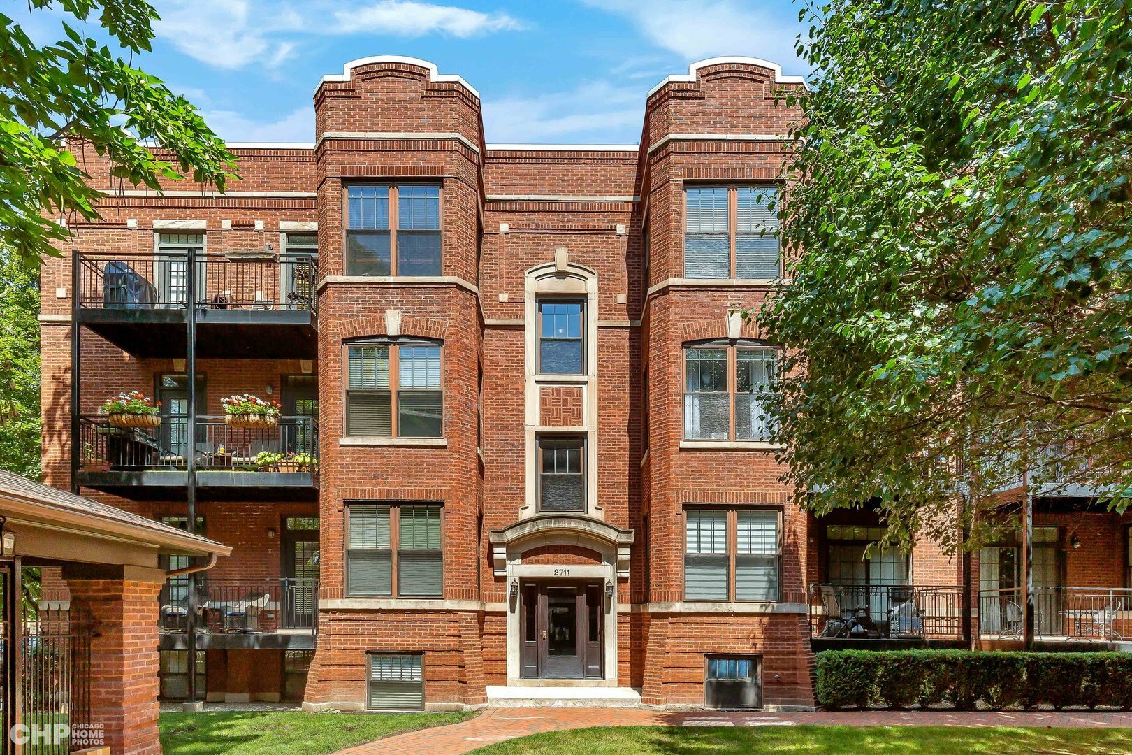 Property Photo: 2711 N Mildred Avenue 2B IL 60614