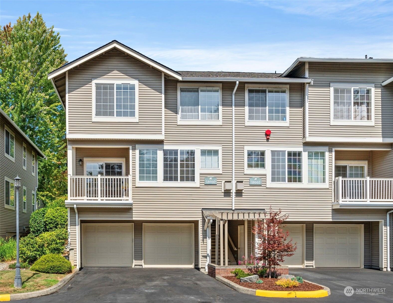 Property Photo:  18660 NE 55th Way Uu  WA 98052 