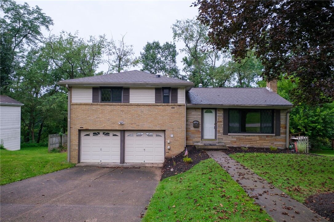 Property Photo:  276 Hillcrest Cir  PA 15237 