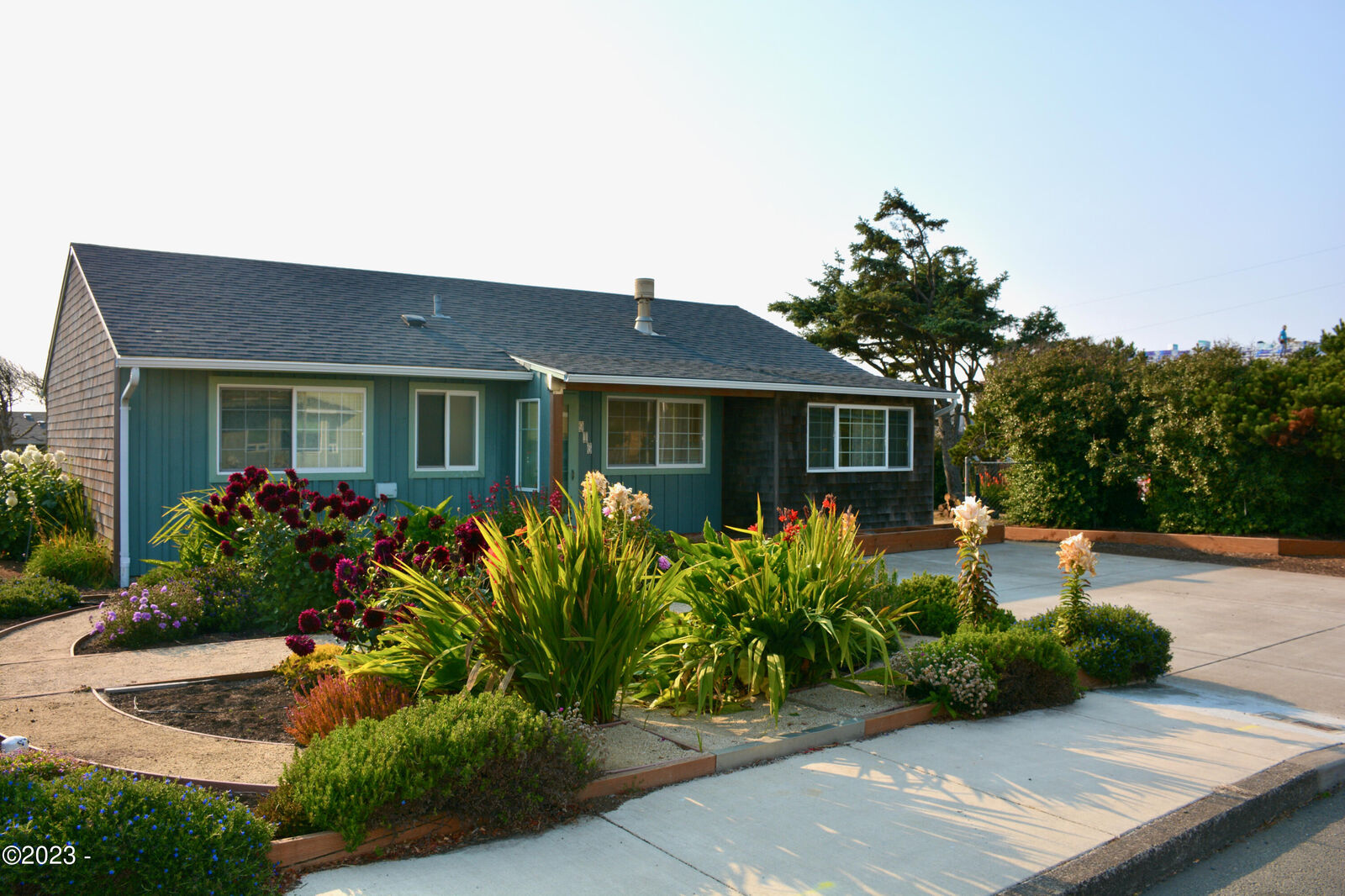 Property Photo:  916 SW Elizabeth Street  OR 97365 