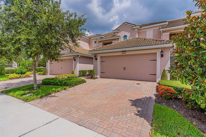 Property Photo: 1431 El Conte Drive FL 33896