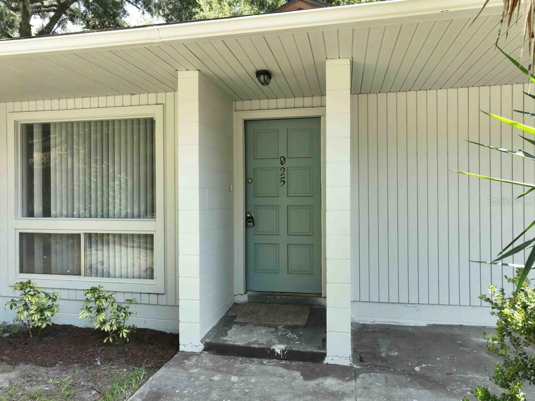 Property Photo:  925 SE 5th Avenue  FL 32601 