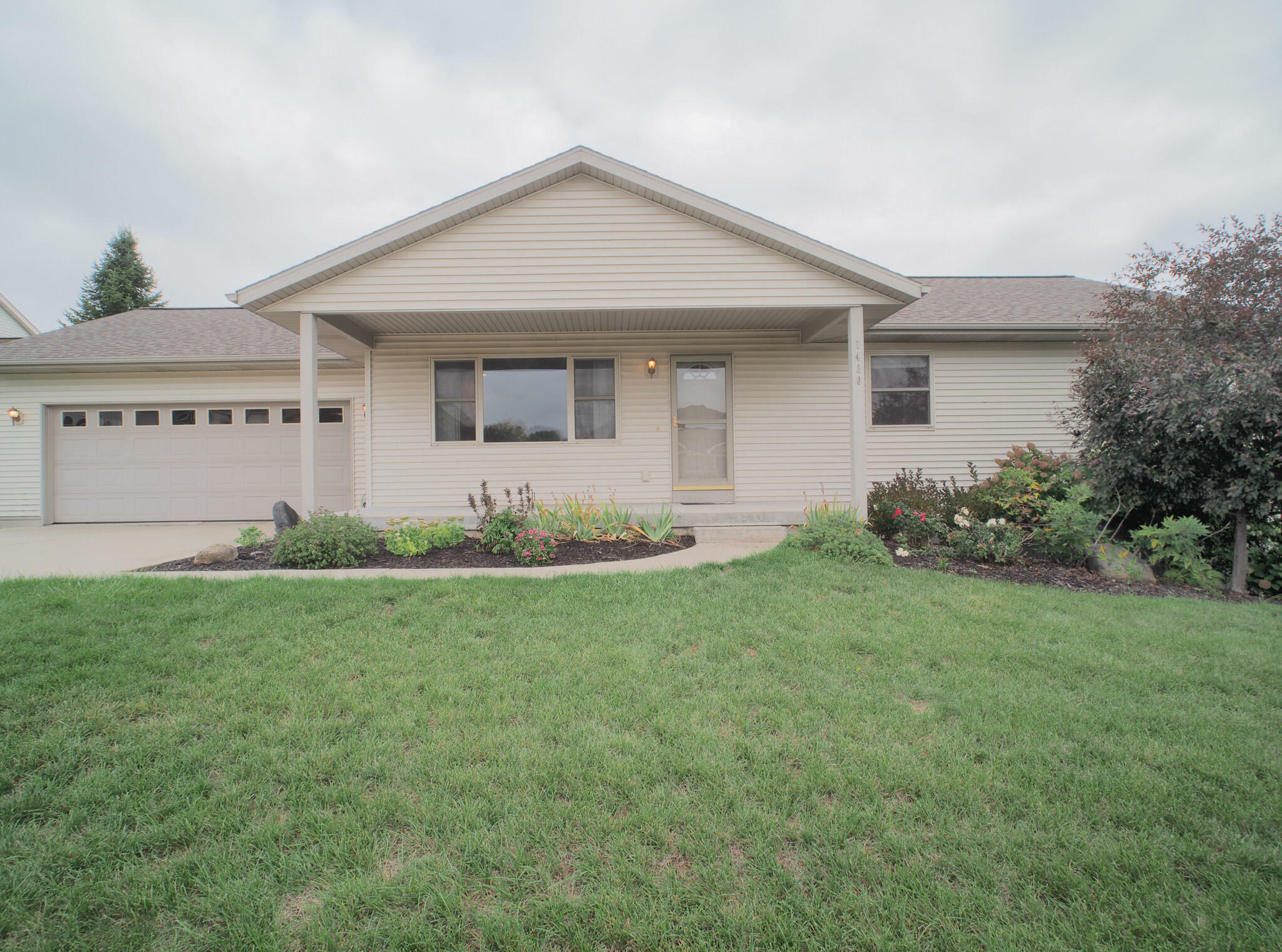 Property Photo:  1420 Stoneridge Dr  WI 53098 