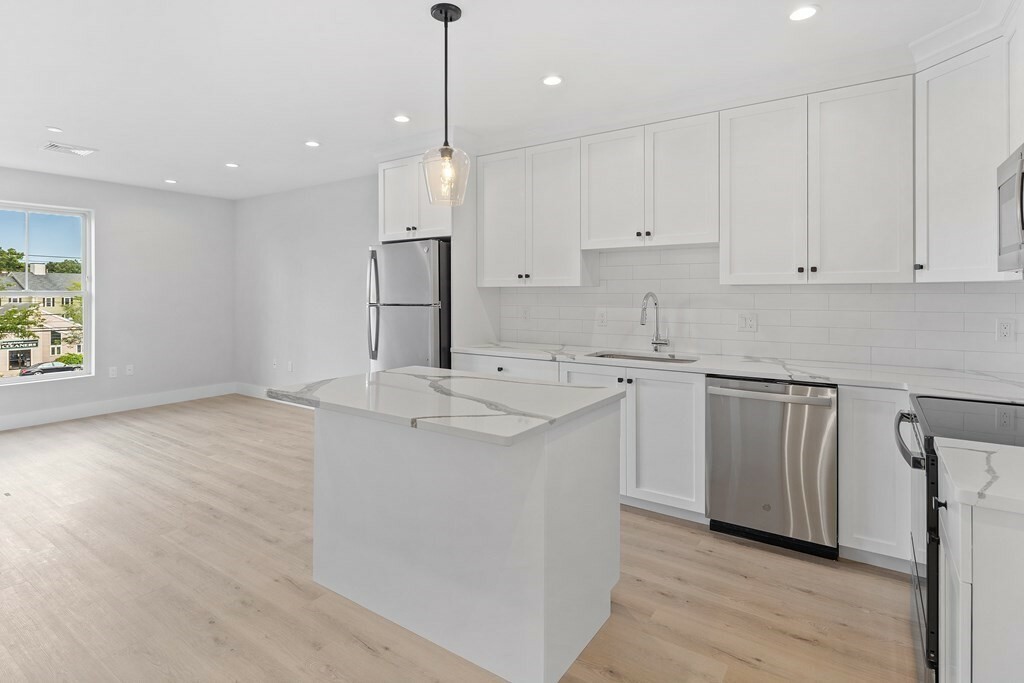 Property Photo:  186 Bedford St 208  MA 02420 