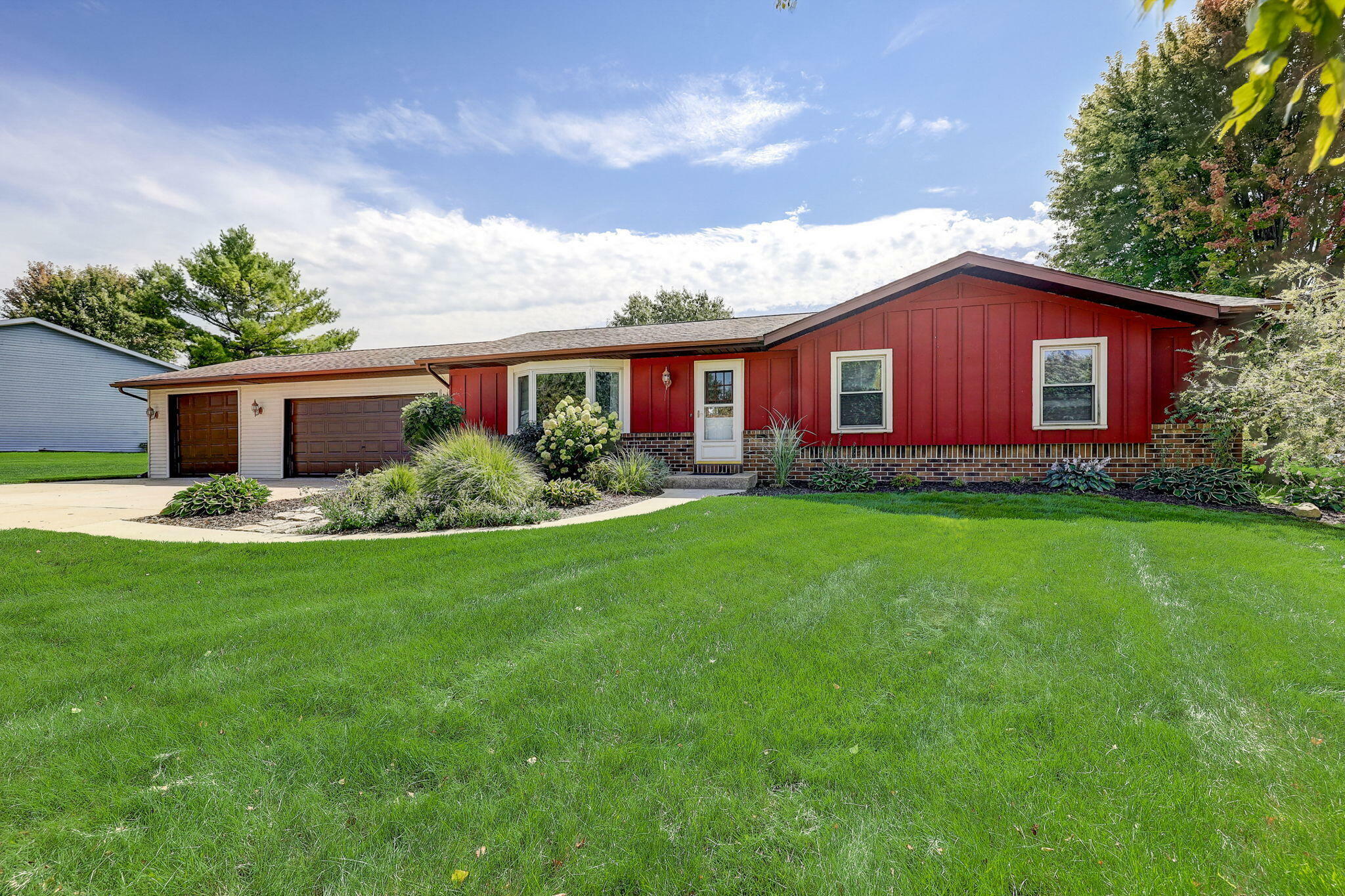 Property Photo:  237 Lorinda Ln  WI 53059 