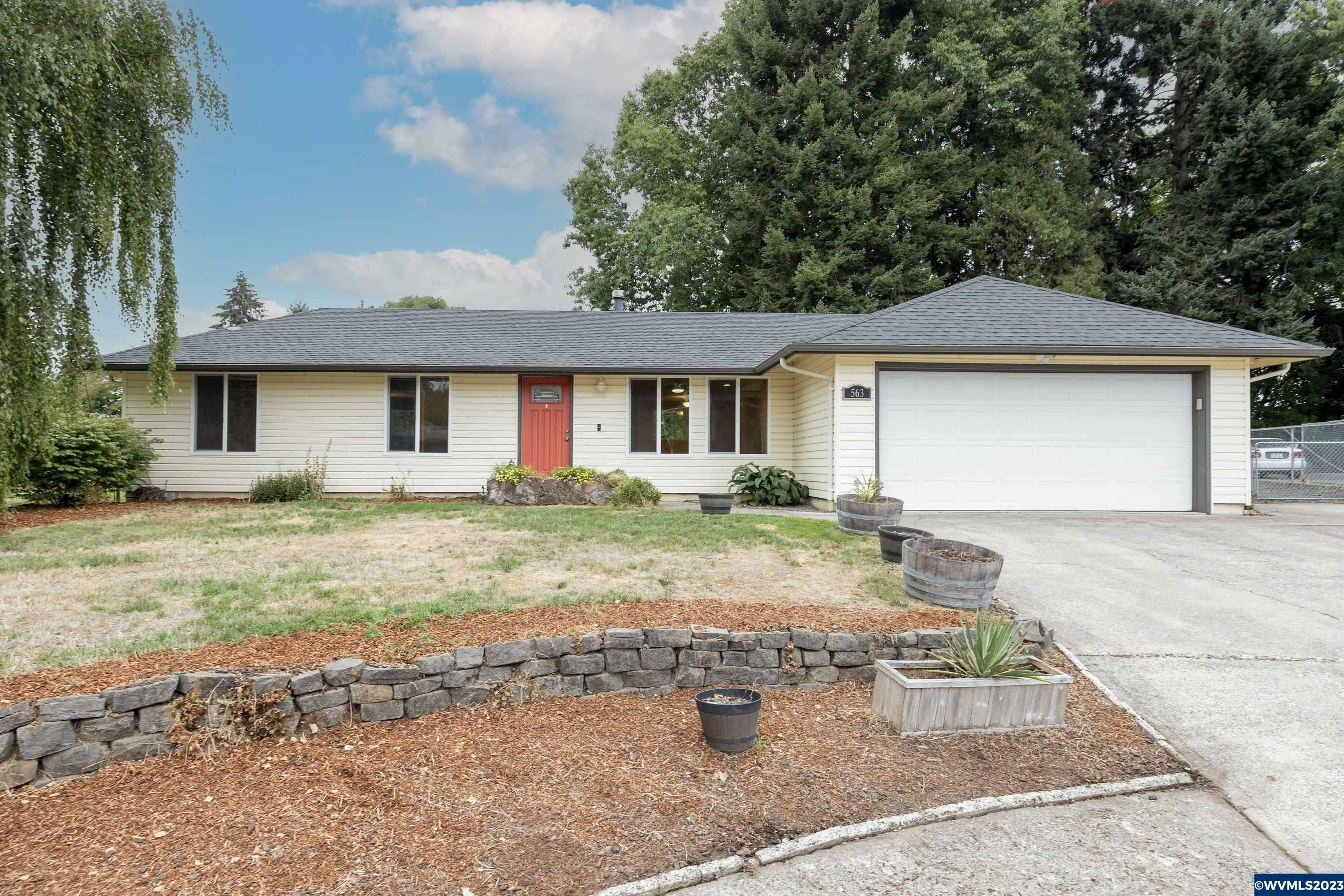 Property Photo: 563 Hollyhock Pl OR 97303