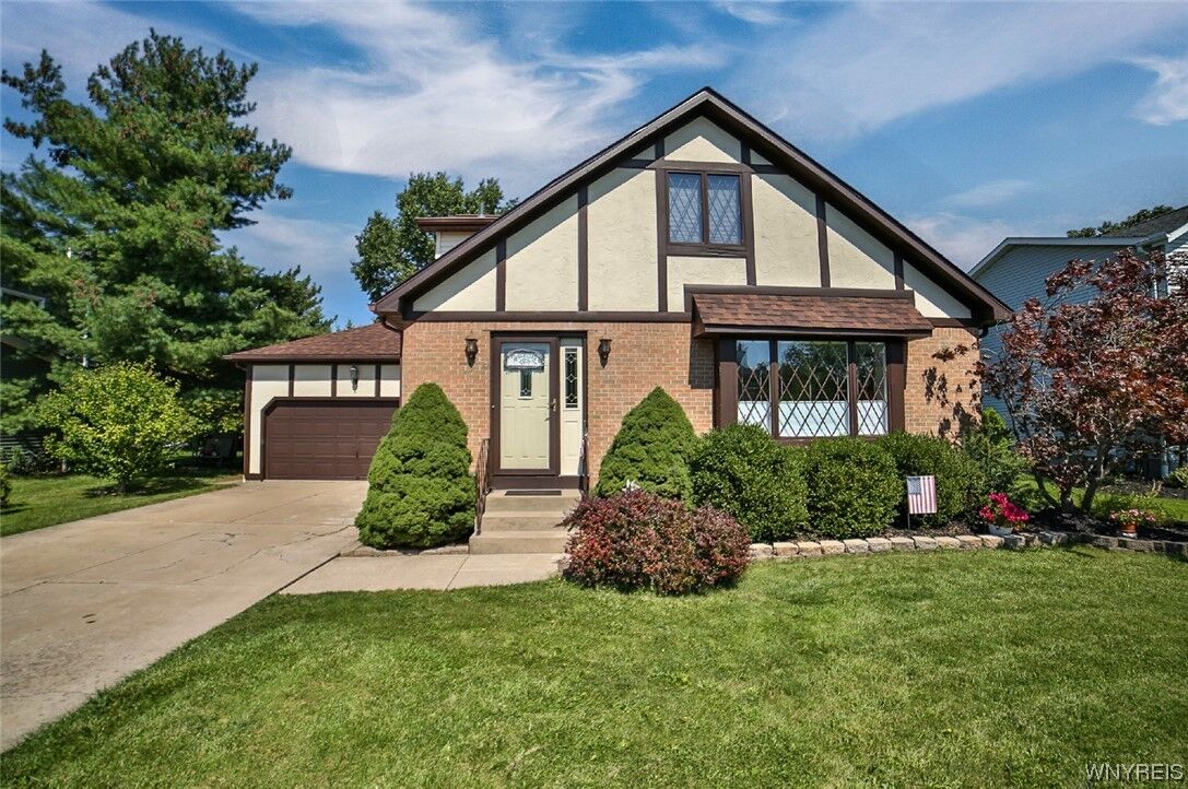 Property Photo:  1981 Creekside Drive  NY 14072 