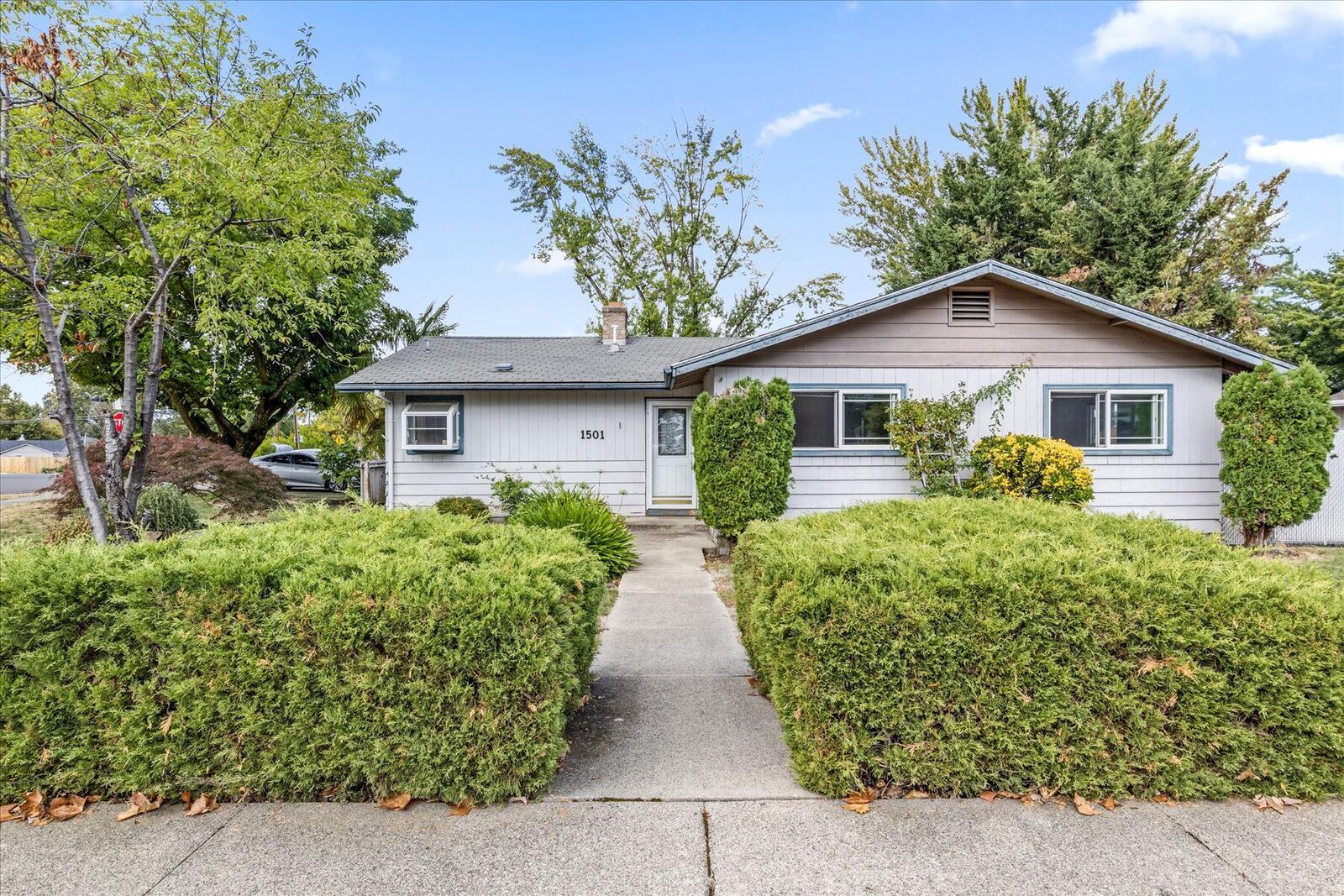 Property Photo:  1501 Oleander Street  OR 97504 