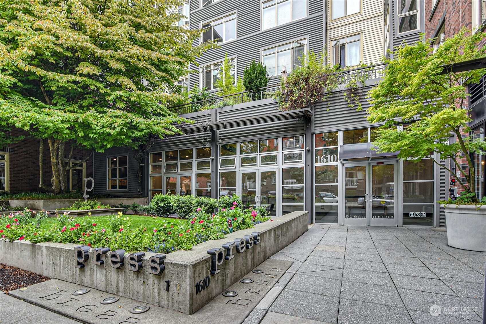 Property Photo: 1610 Belmont Avenue 201 WA 98122
