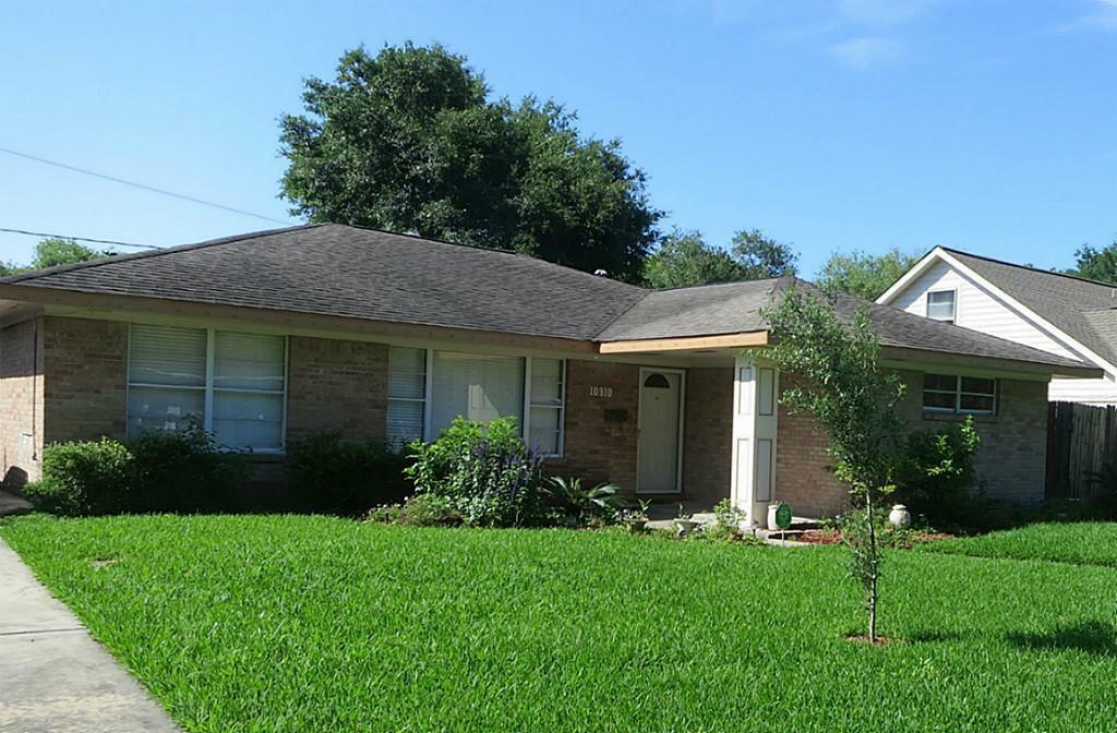 Property Photo:  10910 Cedarhurst  TX 77096 